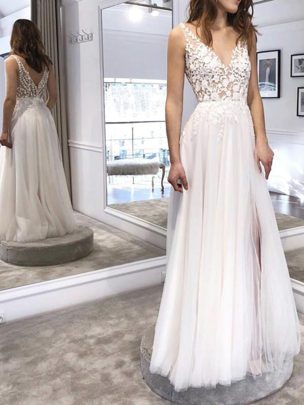 Vestido de baile branco longo em linha A com decote em V, tule, costas descobertas e renda com racha
