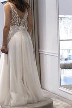Vestido de baile branco longo em linha A com decote em V, tule, costas descobertas e renda com racha