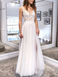 Vestido de baile branco longo em linha A com decote em V, tule, costas descobertas e renda com racha