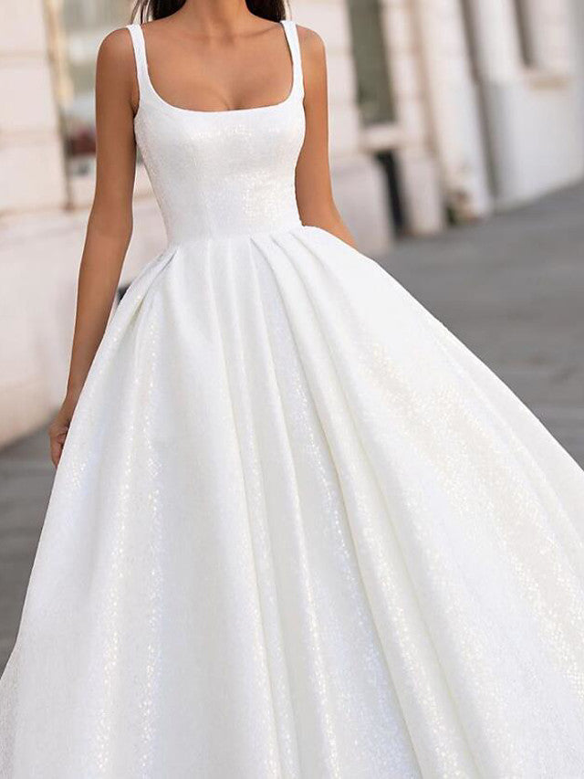 Vestido de novia blanco largo de satén con escote redondo y cola de corte