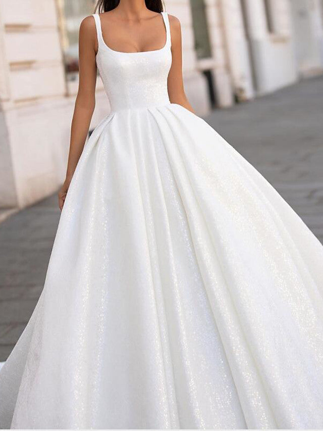 Vestido de novia blanco largo de satén con escote redondo y cola de corte