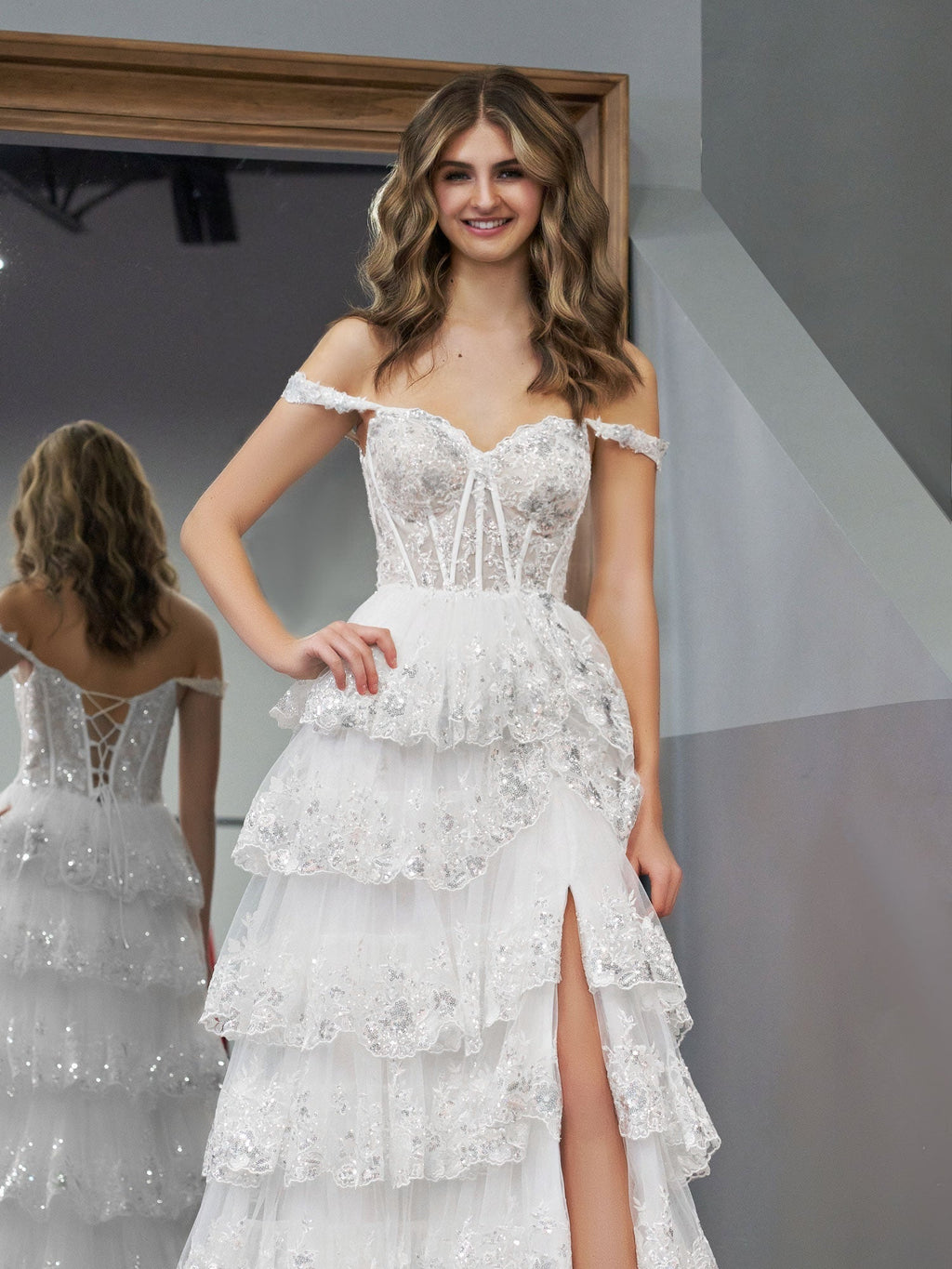 Weißes, schulterfreies Ballkleid im Prinzessinnen-Stil in A-Linie mit Korsett und Spitzenrüschen