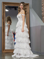 Weißes, schulterfreies Ballkleid im Prinzessinnen-Stil in A-Linie mit Korsett und Spitzenrüschen
