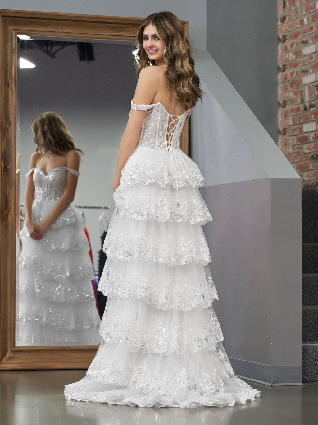Weißes, schulterfreies Ballkleid im Prinzessinnen-Stil in A-Linie mit Korsett und Spitzenrüschen