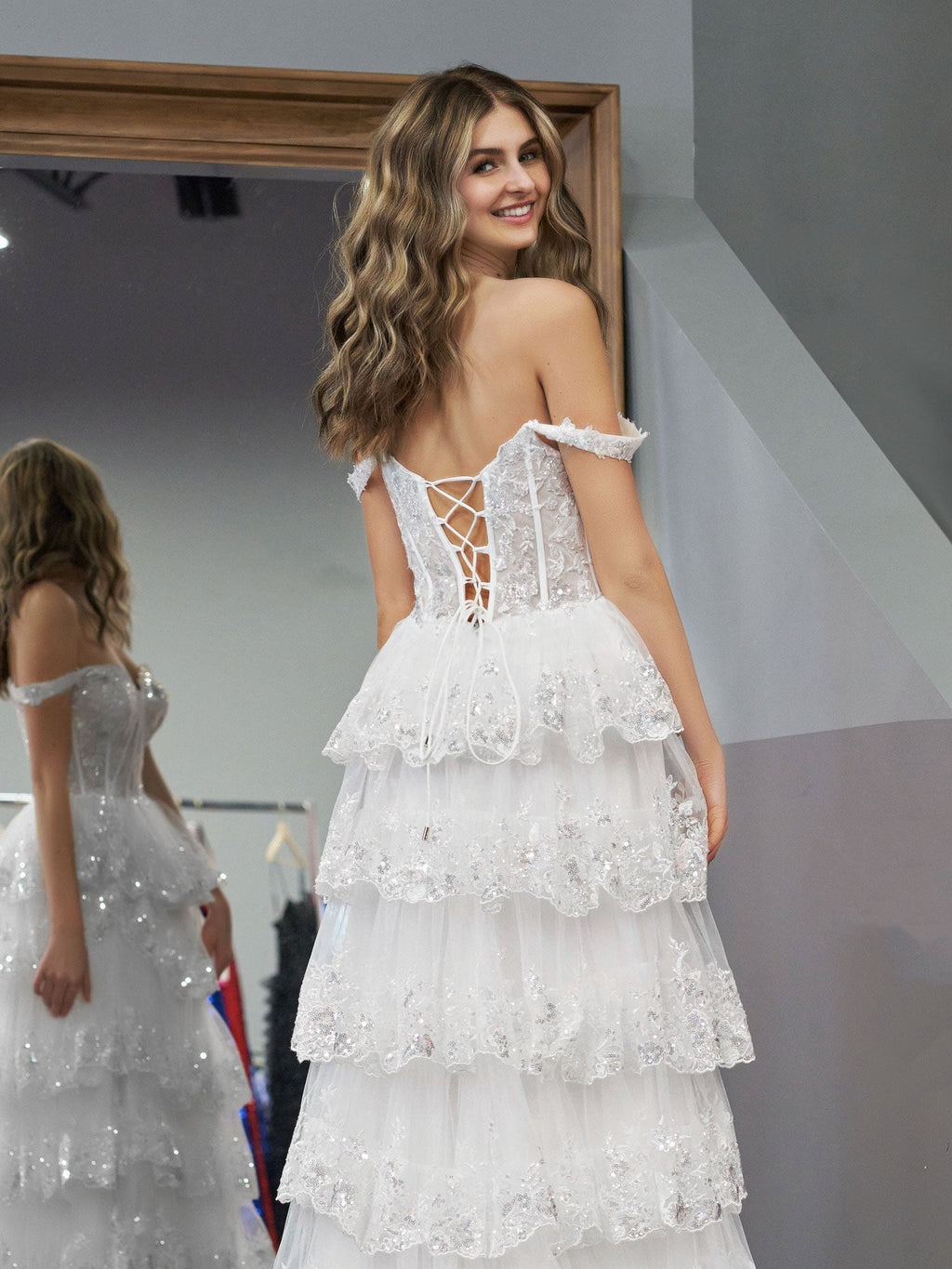 Weißes, schulterfreies Ballkleid im Prinzessinnen-Stil in A-Linie mit Korsett und Spitzenrüschen