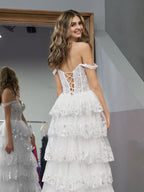 Weißes, schulterfreies Ballkleid im Prinzessinnen-Stil in A-Linie mit Korsett und Spitzenrüschen