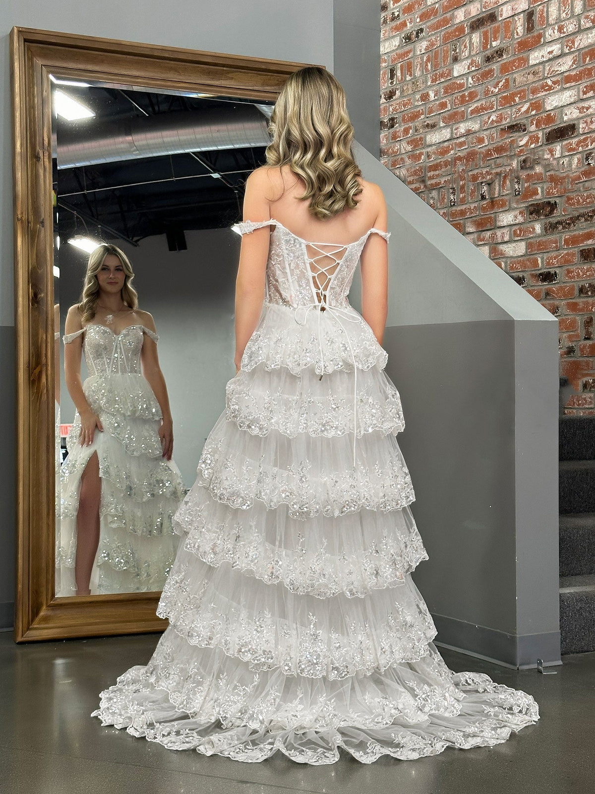 Weißes, schulterfreies Ballkleid im Prinzessinnen-Stil in A-Linie mit Korsett und Spitzenrüschen
