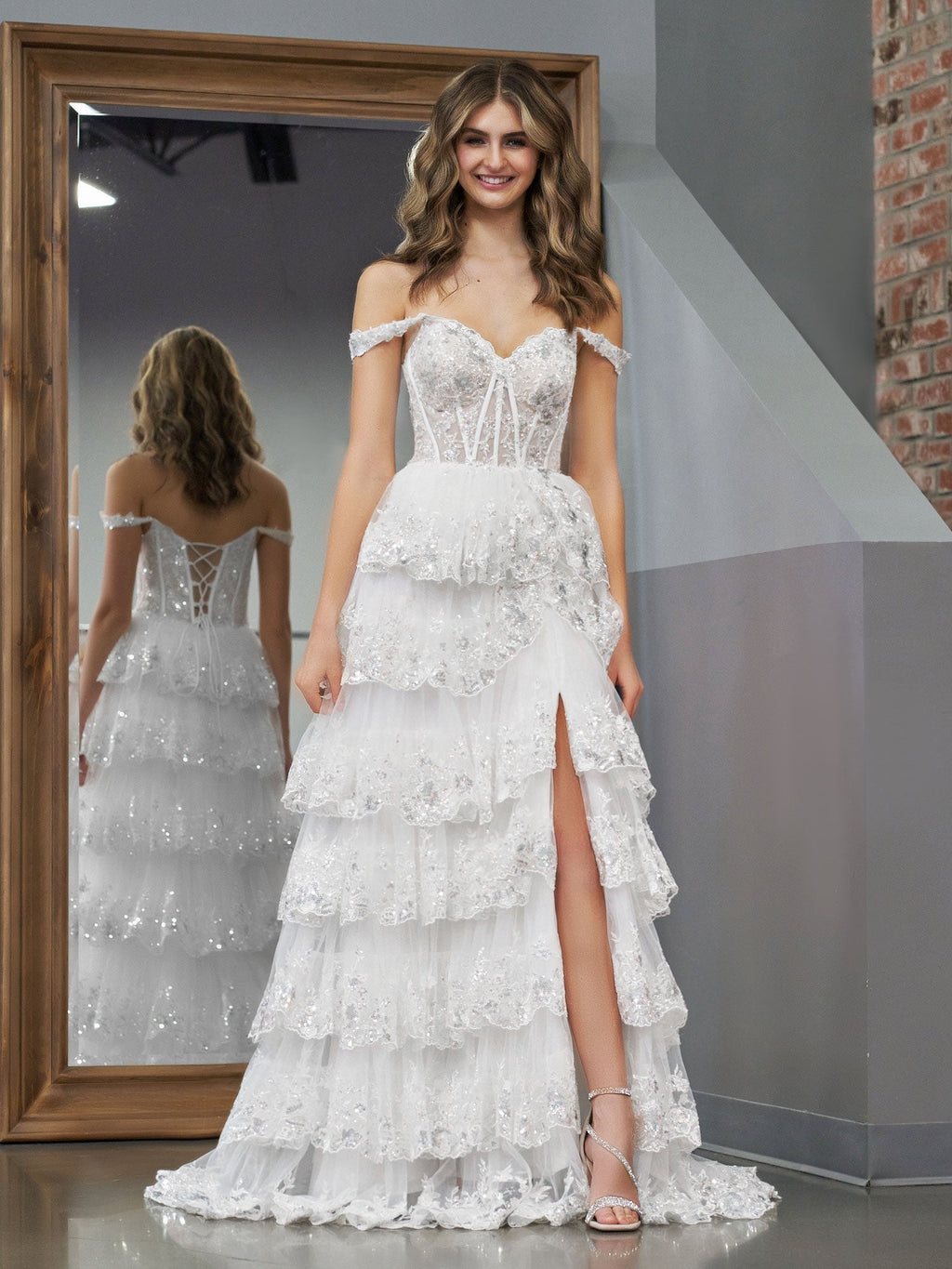 Weißes, schulterfreies Ballkleid im Prinzessinnen-Stil in A-Linie mit Korsett und Spitzenrüschen