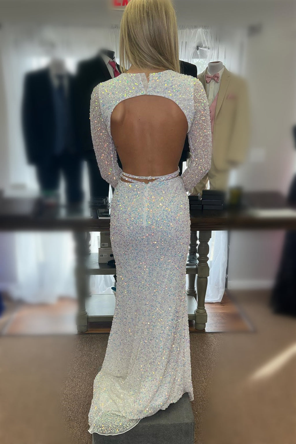 Vestido longo de baile com lantejoulas, manga comprida e recortes, estilo sereia