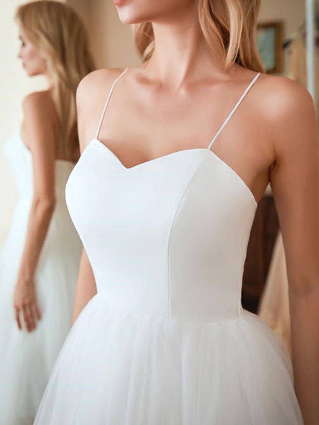 Vestidos de Noiva Brancos Curto em Linha A com Decote Coração em Tule e Comprimento Chá
