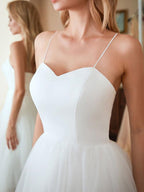 Vestidos de Noiva Brancos Curto em Linha A com Decote Coração em Tule e Comprimento Chá