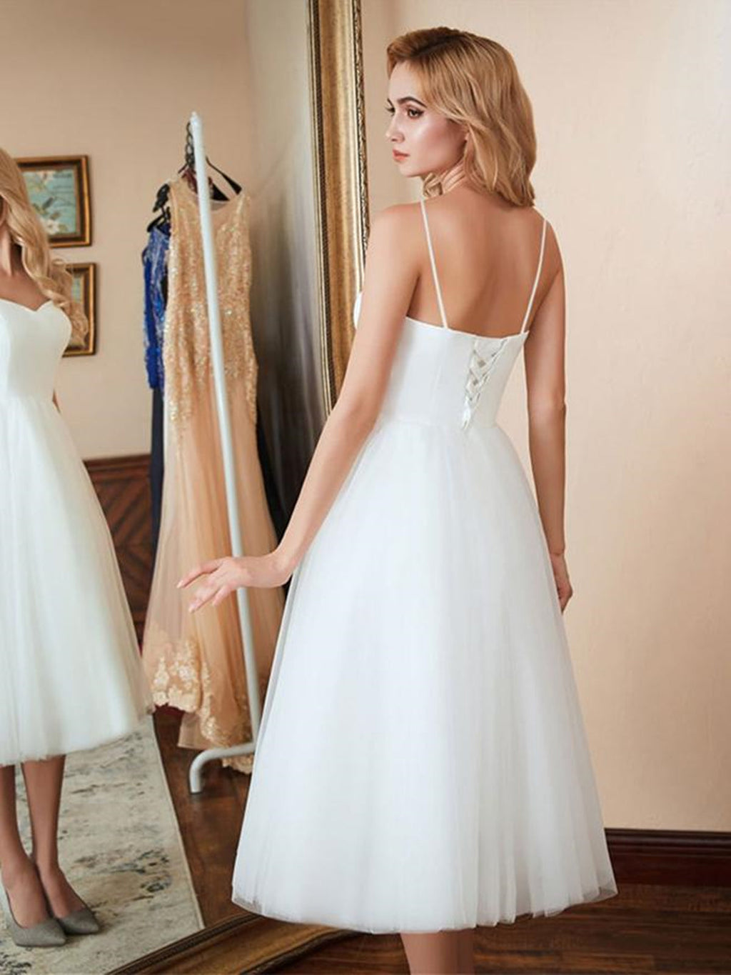 Vestidos de Noiva Brancos Curto em Linha A com Decote Coração em Tule e Comprimento Chá