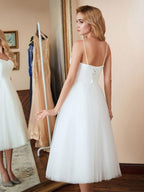 Vestidos de Noiva Brancos Curto em Linha A com Decote Coração em Tule e Comprimento Chá
