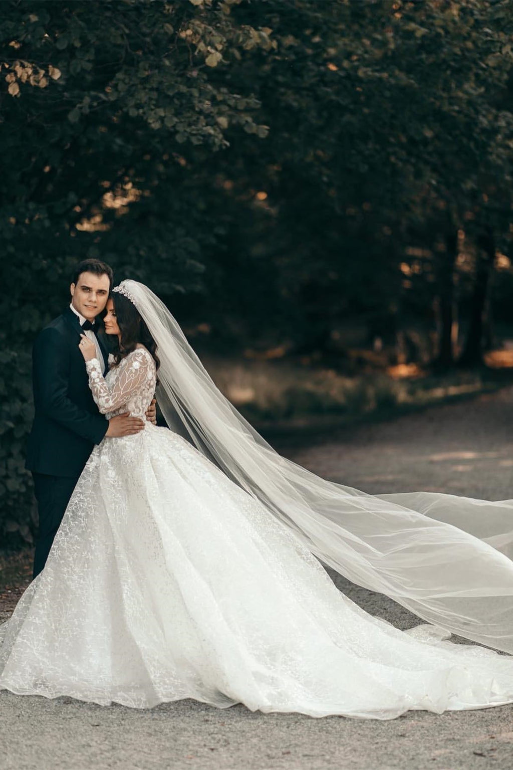 Weißes A-Linien-Brautkleid mit Herzausschnitt und langen Ärmeln und Spitze