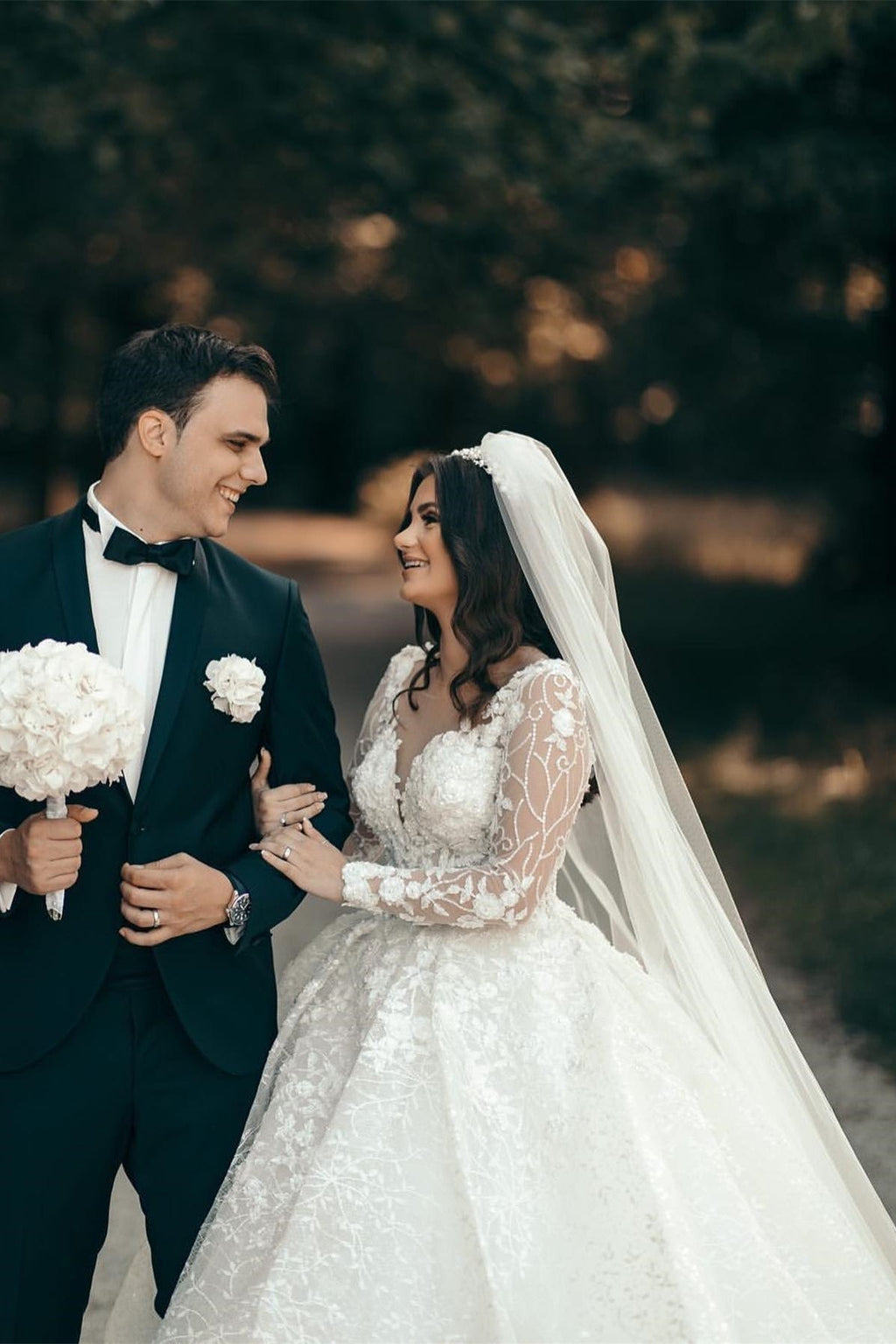 Weißes A-Linien-Brautkleid mit Herzausschnitt und langen Ärmeln und Spitze
