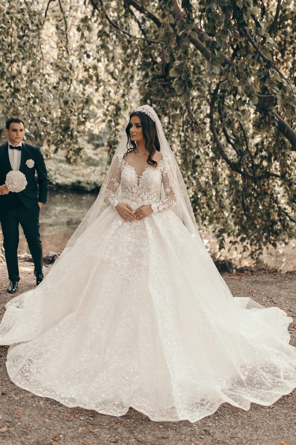 Weißes A-Linien-Brautkleid mit Herzausschnitt und langen Ärmeln und Spitze