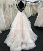 Abito da sposa lungo a strati in tulle bianco con scollo a V e schiena scoperta