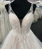 Abito da sposa lungo a strati in tulle bianco con scollo a V e schiena scoperta