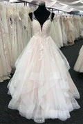 Abito da sposa lungo a strati in tulle bianco con scollo a V e schiena scoperta