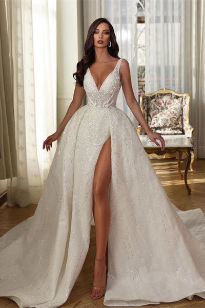 Abito da sposa bianco senza maniche con scollo a V, paillettes e spacco, con strascico