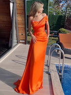 Winston | Vestido largo de gala plisado de satén color naranja con talle imperio y diseño de sirena