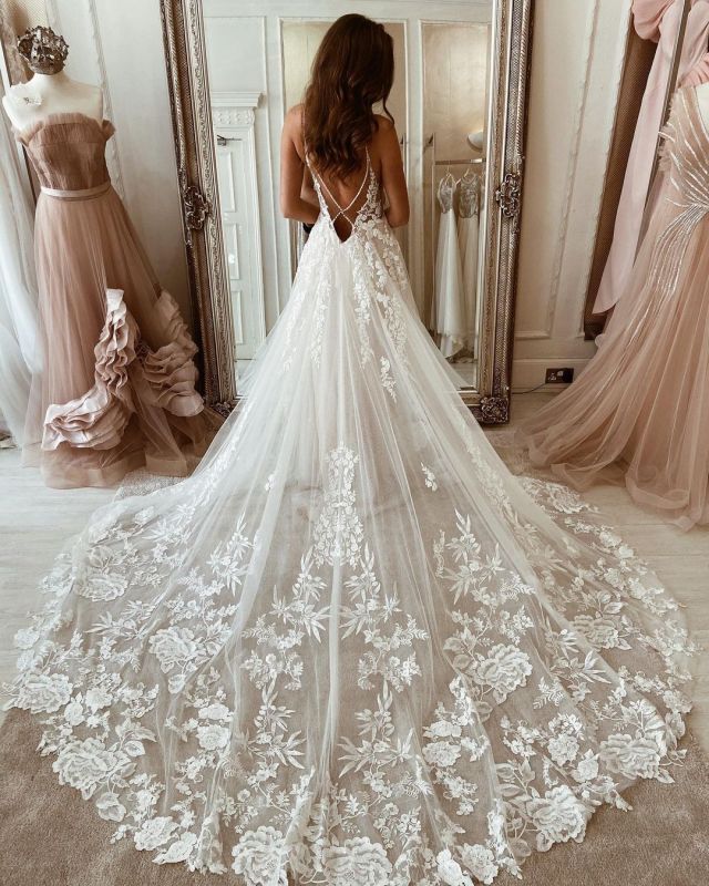 Vestidos de Noiva em Tule com Alças Finas Maravilhosas e Aplicações em Corte em A