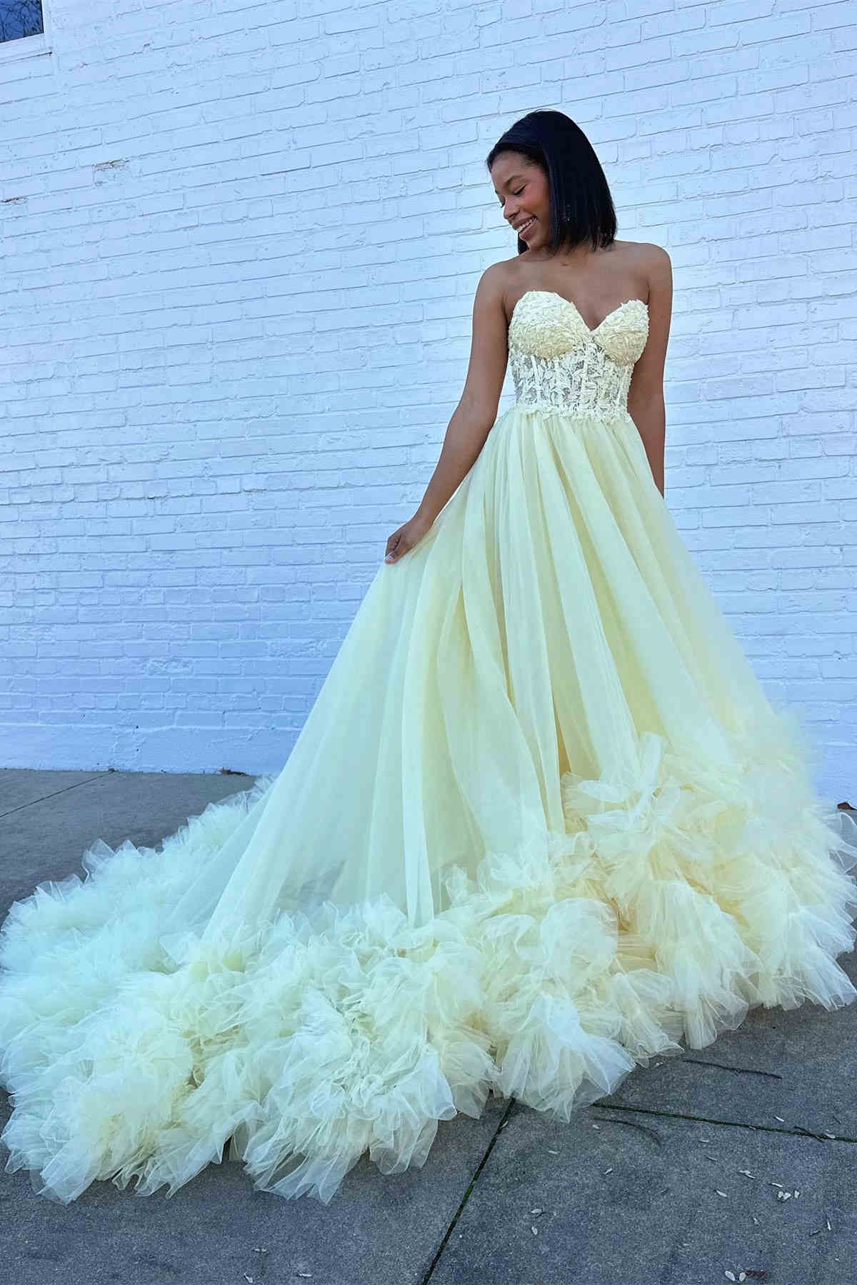 Vestido longo de baile com folhos e aplicações de tule em decote coração