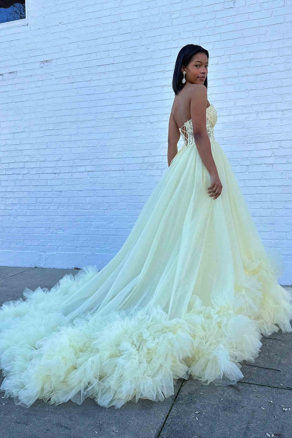 Vestido longo de baile com folhos e aplicações de tule em decote coração