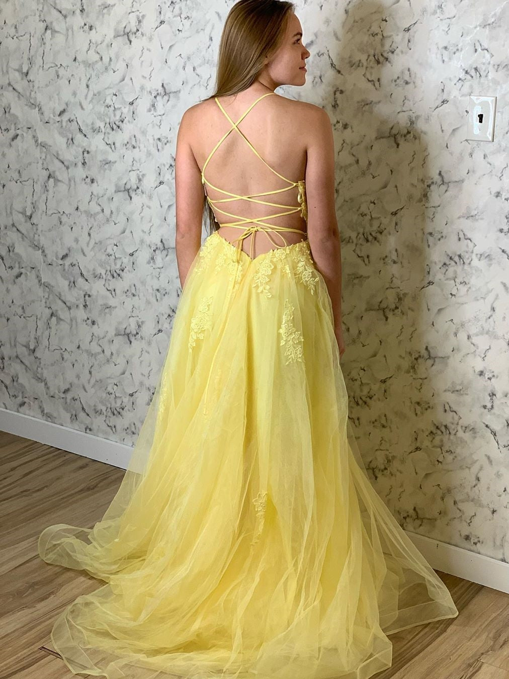 Robe de bal formelle jaune longue en tulle avec dentelle, dos ouvert et coupe en A