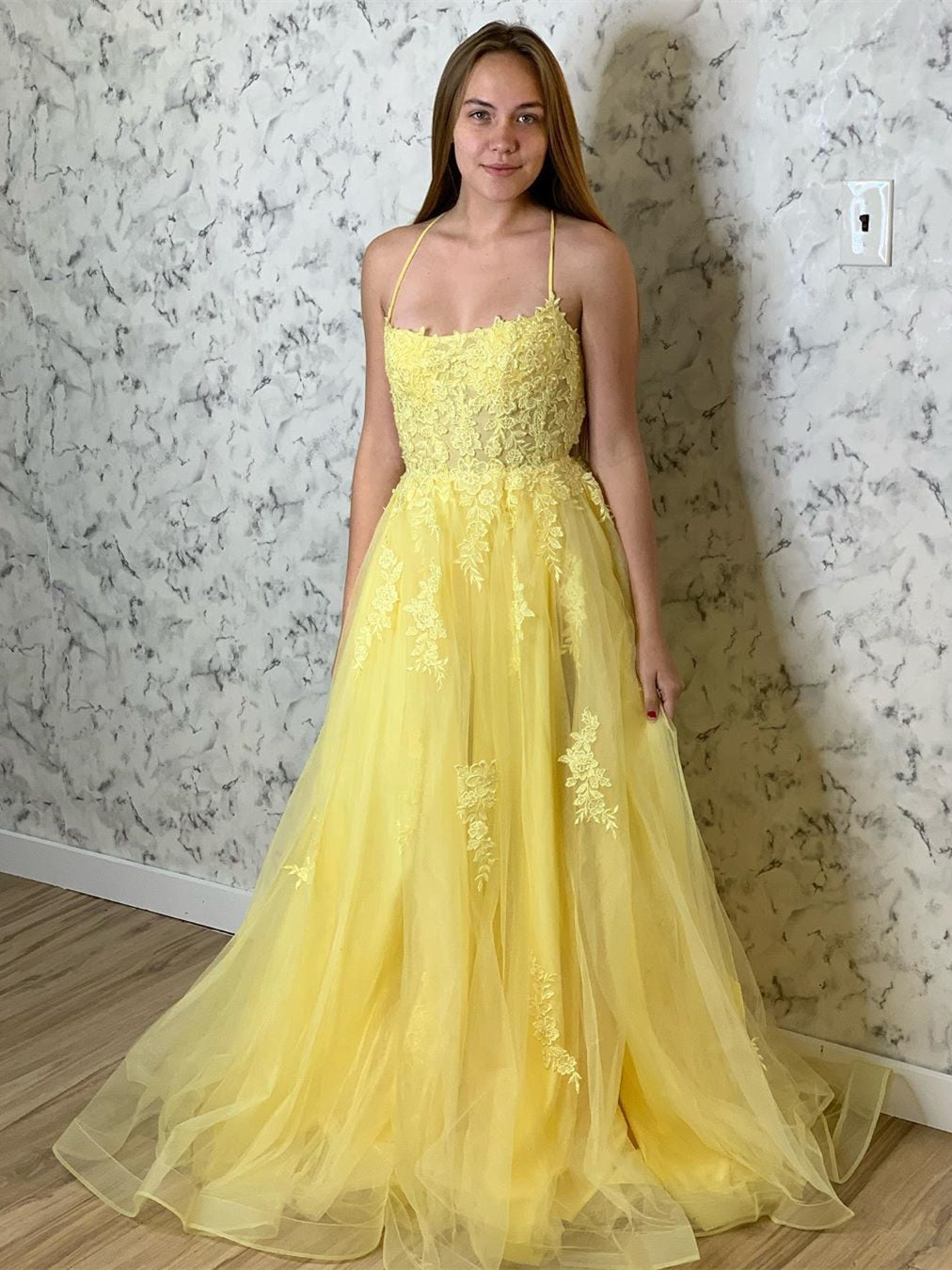 Robe de bal formelle jaune longue en tulle avec dentelle, dos ouvert et coupe en A