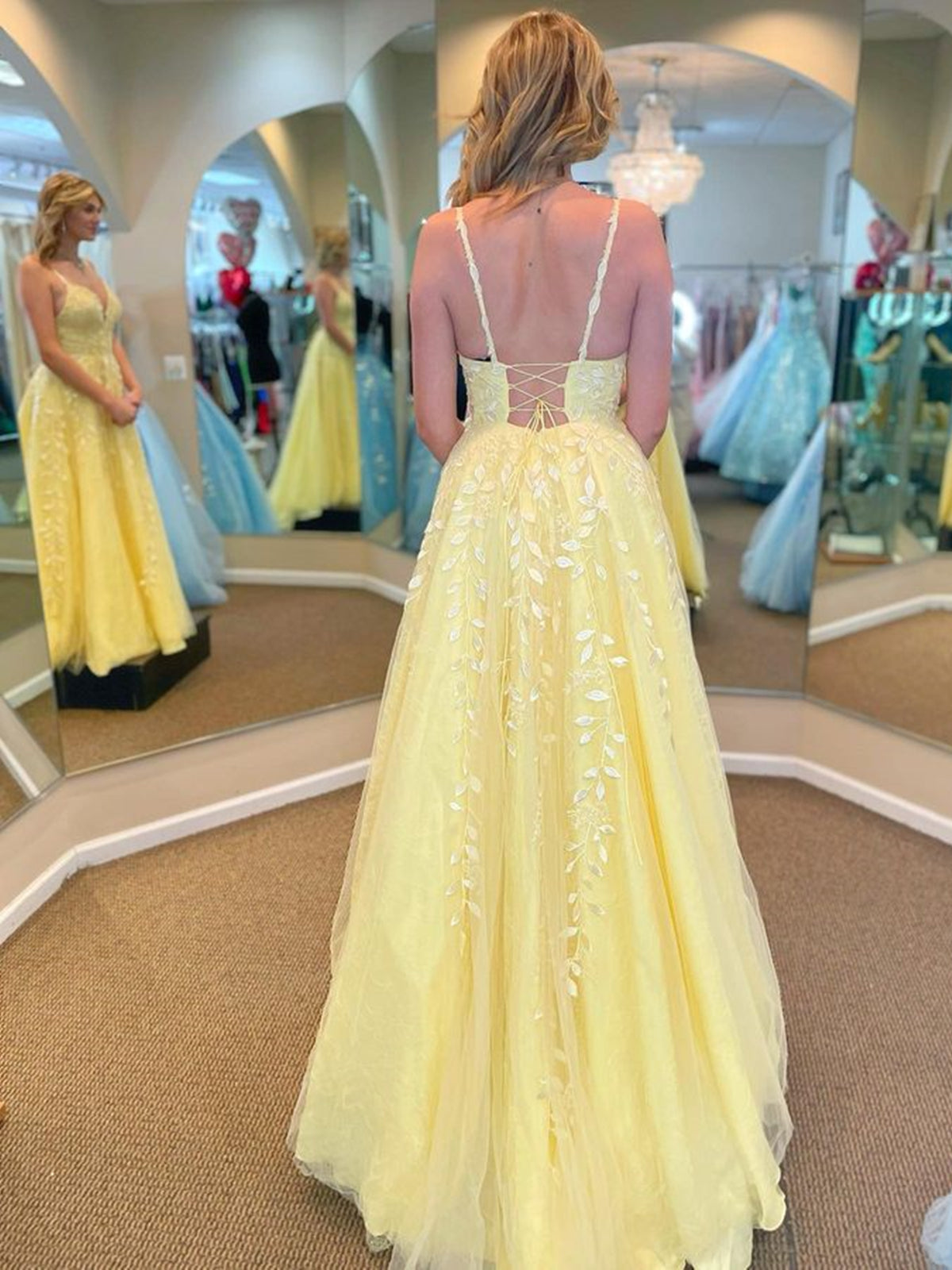 Vestidos de baile amarelos compridos com decote em V, renda, tule, costas abertas e apliques
