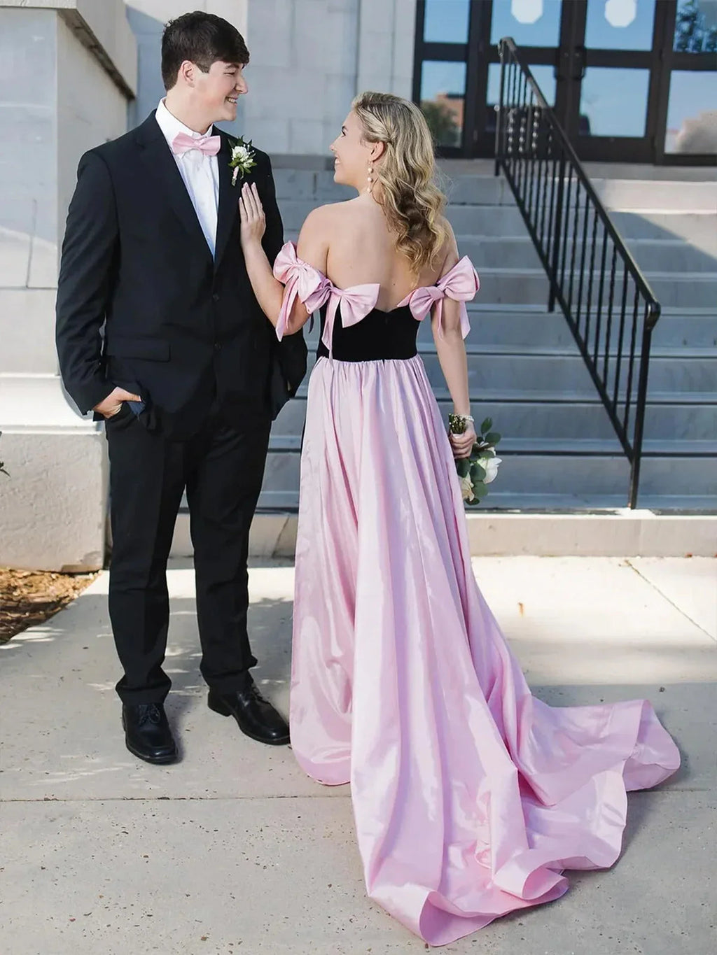 Zia | Robe de bal longue en velours rose sirène à épaules dénudées avec nœuds