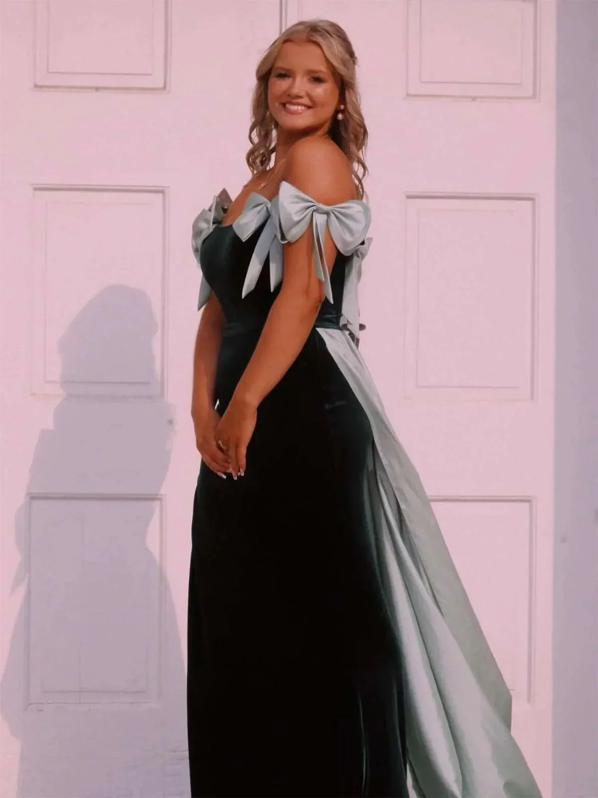 Zia | Robe de bal longue en velours rose sirène à épaules dénudées avec nœuds